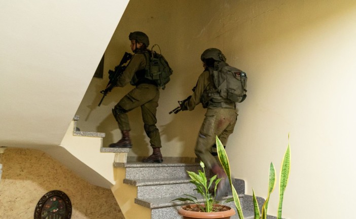 Les forces israéliennes arrêtent 32 personnes recherchées dans toute la Judée-Samarie