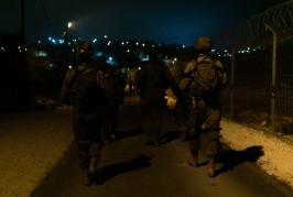 Les forces israéliennes arrêtent huit personnes recherchées dans toute la Judée-Samarie