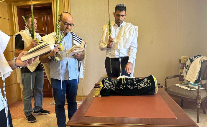 Le ministre israélien des Communications prie avec un loulav et un rouleau de Torah lors de son voyage en Arabie saoudite