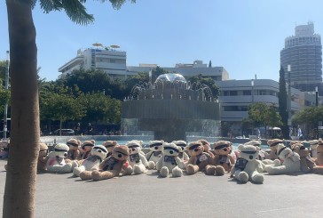 Israël en guerre : Tel-Aviv expose 30 ours en peluche sur la place Dizengoff en hommage aux 30 enfants retenus en otage à Gaza