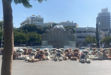 Israël en guerre : Tel-Aviv expose 30 ours en peluche sur la place Dizengoff en hommage aux 30 enfants retenus en otage à Gaza