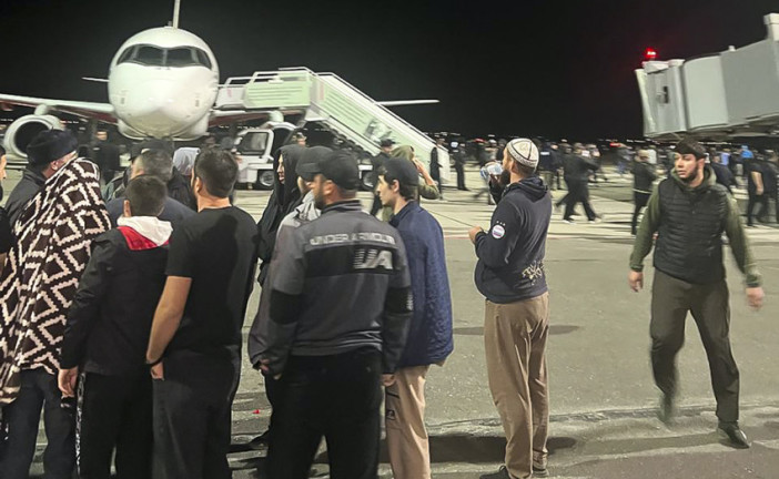 Israël en guerre : les forces de sécurité russes arrêtent 60 personnes qui ont participé à l’assaut antisémite contre des juifs à l’aéroport du Daghestan