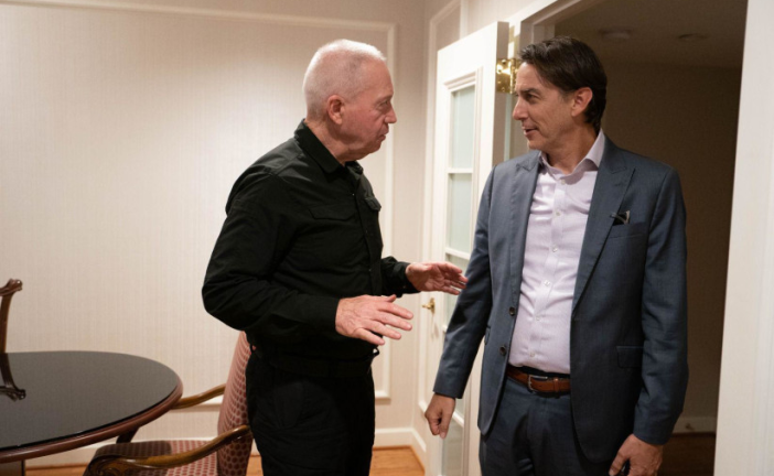Israël en guerre : Yoav Gallant rencontre l’envoyé américain Amos Hochstein pour discuter du Hezbollah et de la guerre à Gaza