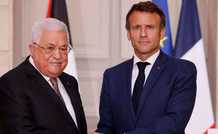 Israël en guerre : Mahmoud Abbas condamne les massacres du 7 octobre et appelle au démantèlement du Hamas, dans une lettre envoyée à Emmanuel Macron