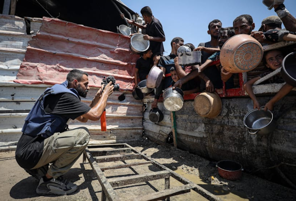 Israël en guerre : deux journaux allemands révèle qu’un photographe de Gaza a mis en scène une photo montrant des gazaouis prétendument « affamés »