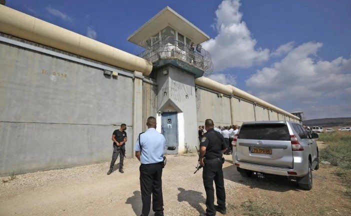 Israël en guerre : Tsahal réfute le rapport du Guardian affirmant que les prisons israéliennes détiennent plus de civils palestiniens que de combattants
