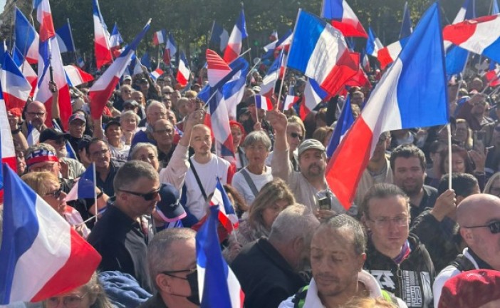 Video : La place de la République couverte de bleu, de blanc et de rouge. par Alain AZRIA