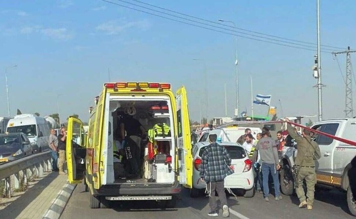 Judée-Samarie : un attentat à la voiture bélier et à l’arme blanche au carrefour de Gush Etzion, provoque la mort d’une personne et fait trois blessés