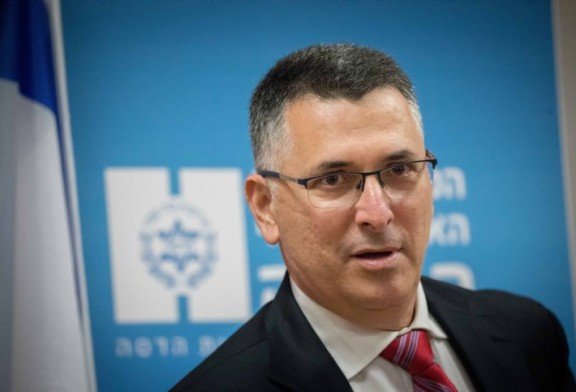 Israël en guerre : Gideon Sa&rsquo;ar se rendra ce soir aux États-Unis pour participer au sommet inaugural du Conseil de la paix pour Gaza