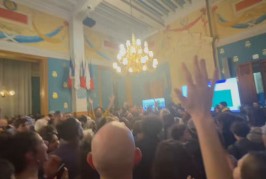 Video : Au moment de l’annonce de la victoire de Bailly Bagayoko, plusieurs soutiens du nouveau maire ont scandé à l’intérieur de l’hôtel de ville : « Nous sommes tous des enfants de Gaza »